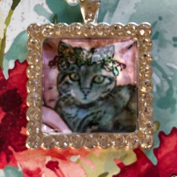 NWT Violet Cottage Artwork Necklace Cat With Floral Crown Silver Tone Faux Pearl - Picture 4 of 6